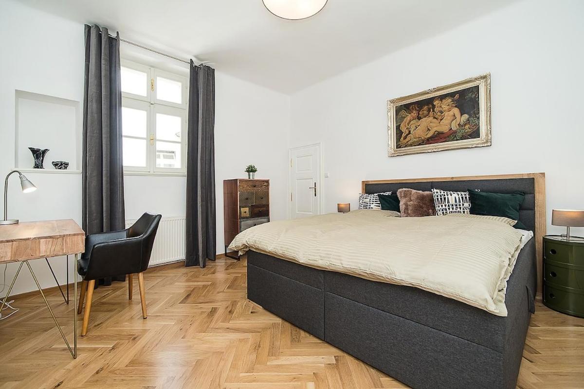 Newly Renovated 1-Bed Apartment At Charles Bridge Прага Экстерьер фото