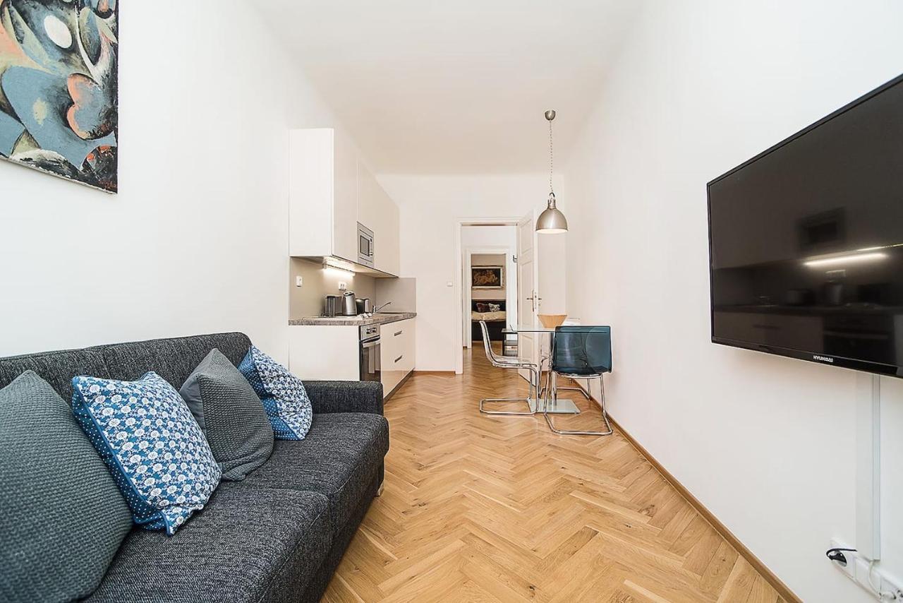 Newly Renovated 1-Bed Apartment At Charles Bridge Прага Экстерьер фото