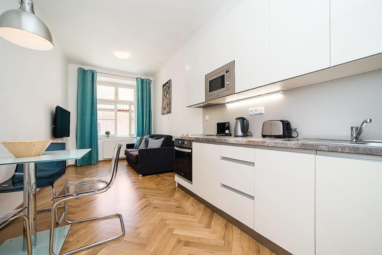 Newly Renovated 1-Bed Apartment At Charles Bridge Прага Экстерьер фото