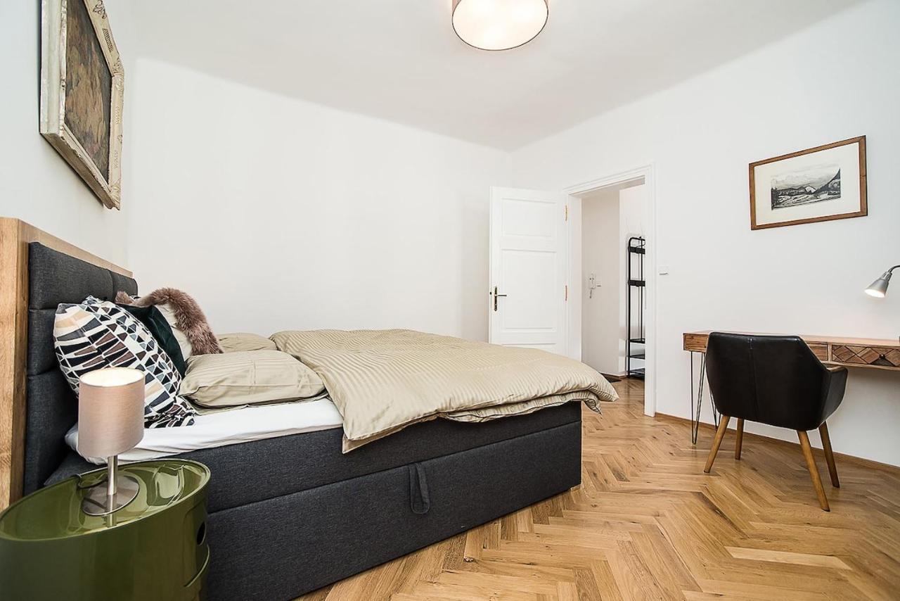 Newly Renovated 1-Bed Apartment At Charles Bridge Прага Экстерьер фото