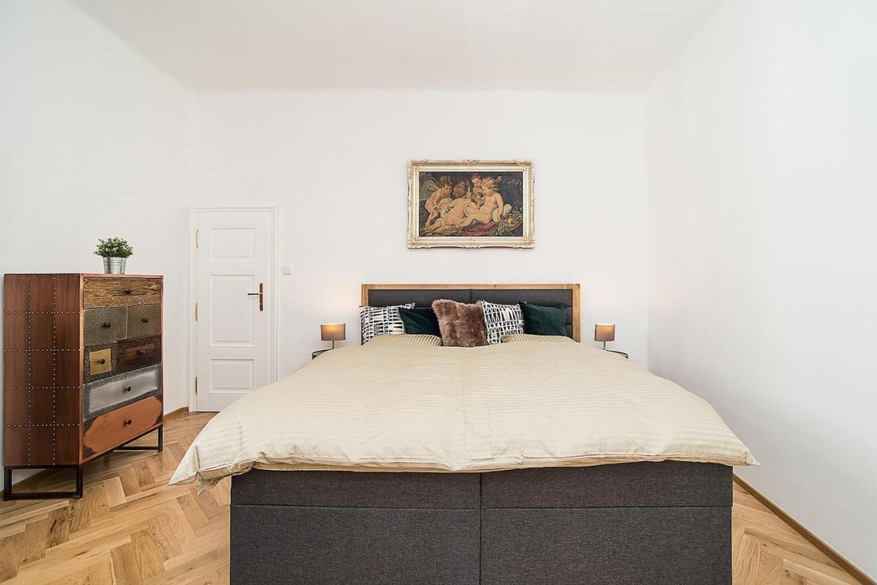 Newly Renovated 1-Bed Apartment At Charles Bridge Прага Экстерьер фото