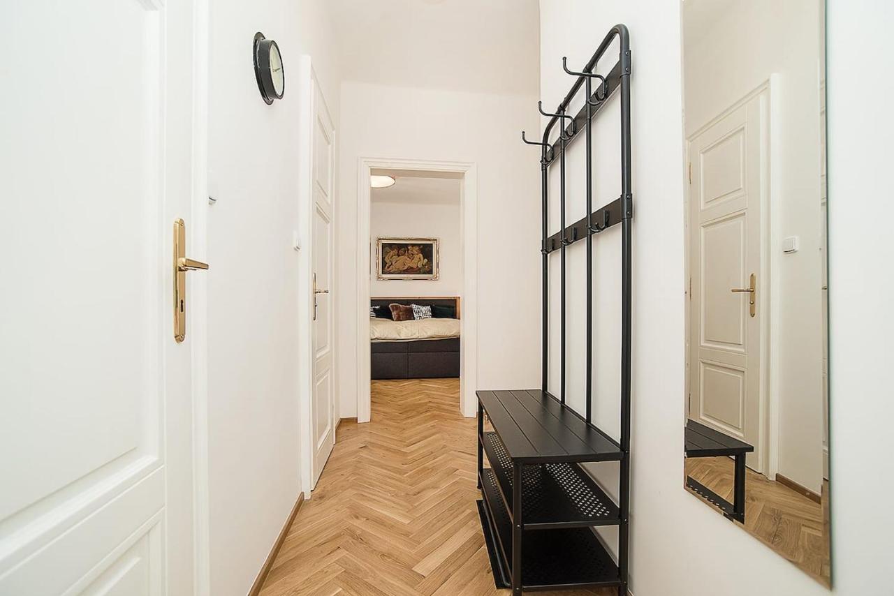 Newly Renovated 1-Bed Apartment At Charles Bridge Прага Экстерьер фото